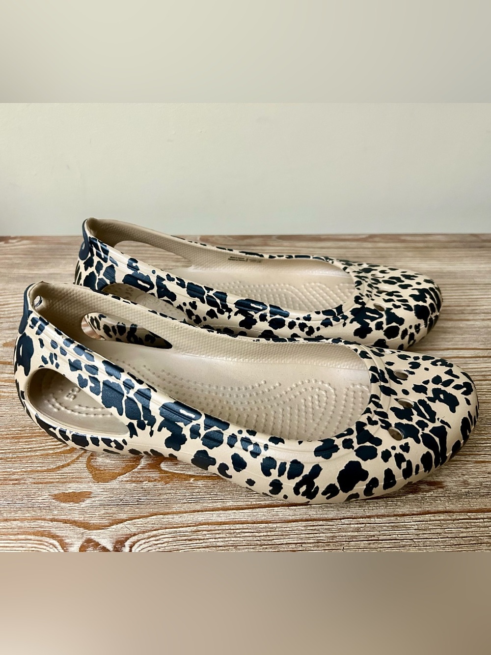 Crocs Kadee Leopard Print Flats Womens Size 6 Slip On Comfort Shoes